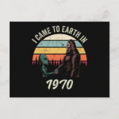 1970年に地球にやって来たエイリアン&ビッグフット ポストカード (正面)