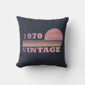 1970生まれ年のヴィンテージ誕生日ギフト クッション (正面)