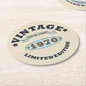 1970生まれ年のヴィンテージ誕生日ギフト ラウンドペーパーコースター (アングル)
