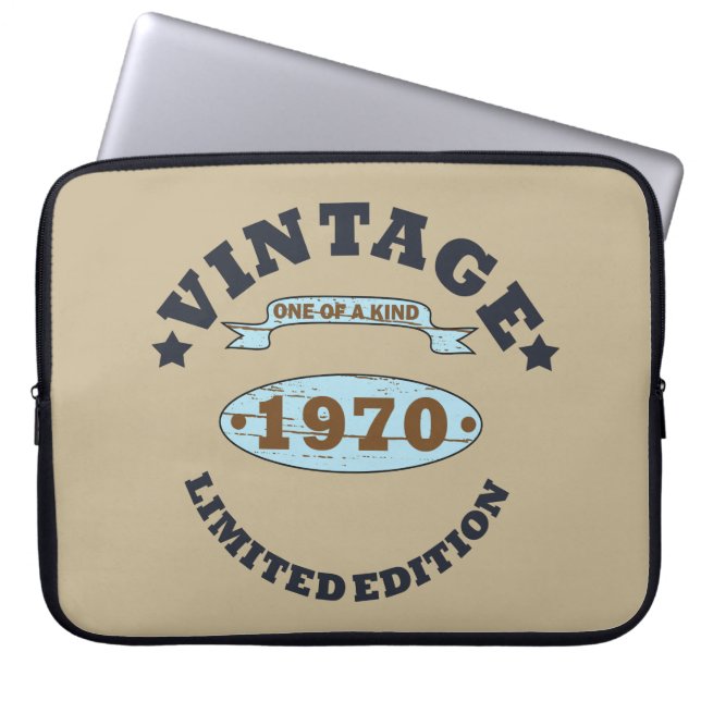 1970生まれ年のヴィンテージ誕生日ギフト ラップトップスリーブ (正面)