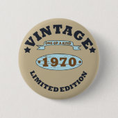 1970生まれ年のヴィンテージ誕生日ギフト 缶バッジ (正面)