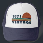 1971生まれ年のヴィンテージ誕生日ギフト キャップ<br><div class="desc">このヴィンテージクラシック誕生日グラフィックデザインとタイポグラフィフォントレタリングを使用して、ワードローブのコレクションに素晴らしいくつかの独創性を追加できる。女性素晴らしや夫男性へ夫、妻、ガールフレンドやボーイフレンドなど、ある種の作品を愛する贈り物。あなたのハッピーバースデーパーティーおもしろいのための素晴らしく休日のプレゼント。このアートワークもしは、Omitayストアで同様のデザインやオプションをチェックアウトすることができます。</div>