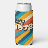 1972年生まれのレトロなセブンティーズ風デザイン スリム缶クーラー (Seltzer正面)