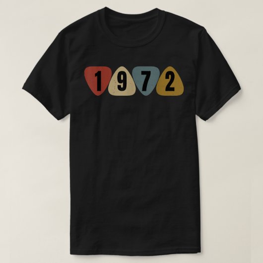 1972年生まれギタリストギターピック音楽誕生日 Tシャツ (デザイン正面)