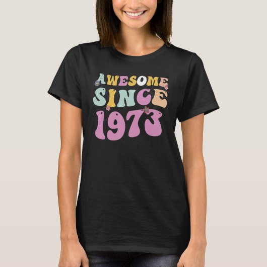 1973年から女性の素晴らしいグルーヴィ文字50番目の誕生日 Tシャツ (正面)