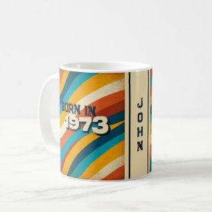 1973年生まれの名入れマグカップ - 70年代グルーヴィーストライプ コーヒーマグカップ
