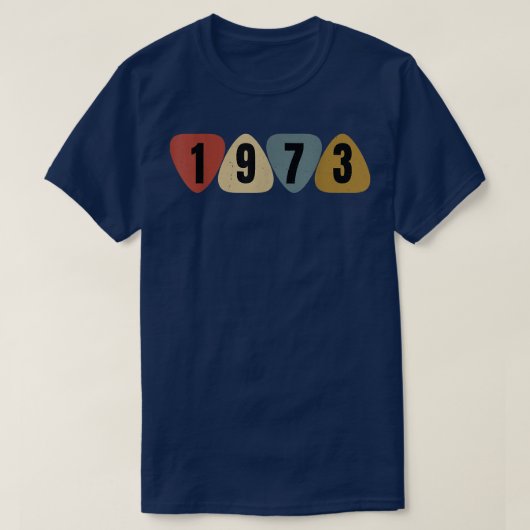1973年生まれギタリストギターピック音楽誕生日 Tシャツ (デザイン正面)