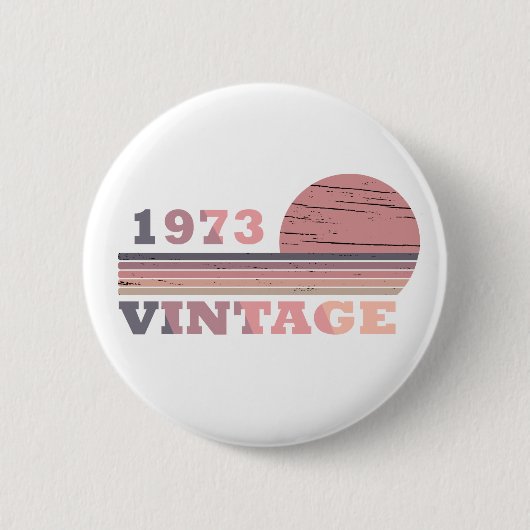 1973生まれ年のヴィンテージ生誕の紫とピンク 缶バッジ (正面)