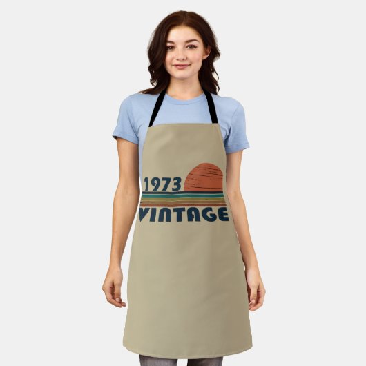 1973生まれ年のヴィンテージ誕生日ギフト エプロン (着用した状態)