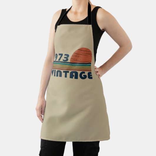 1973生まれ年のヴィンテージ誕生日ギフト エプロン (インサイチュ)