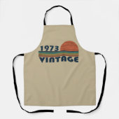 1973生まれ年のヴィンテージ誕生日ギフト エプロン (正面)