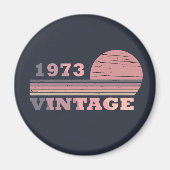 1973生まれ年のヴィンテージ誕生日ギフト マグネット (正面)