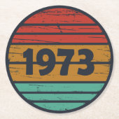 1973生まれ年のヴィンテージ誕生日ギフト ラウンドペーパーコースター (正面)