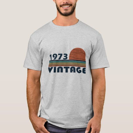 1973生まれ年のヴィンテージ誕生日ギフト Tシャツ (正面)