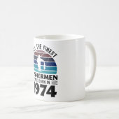 1974生まれ年に漁師が50誕生日魚釣り贈呈 コーヒーマグカップ (正面右)