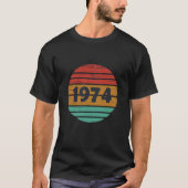 1974生まれ年のヴィンテージ誕生日ギフト Tシャツ (正面)