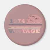 1974生まれ年のヴィンテージ誕生日ピンクと紫 マグネット (正面)