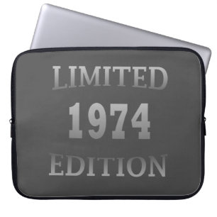 1974生まれ年の誕生日ギフト ラップトップスリーブ