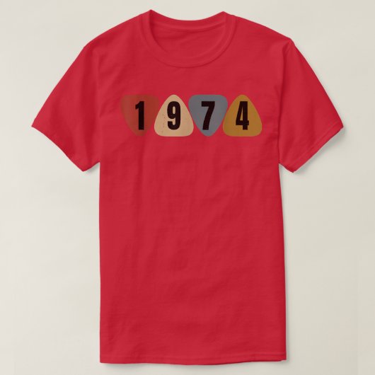 1974生まれ年ギタリストギターピック音楽誕生日 Tシャツ (デザイン正面)