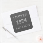 1974生まれ年50th birthday limited edition スクエアシール<br><div class="desc">この限定版、プレミアム品質、オリジナル、上品、レトロ、ヴィンテージ感のある誕生日グラフィックデザインとタイポグラフィフォントでオリジナリティをクール追加できる。これは素晴らし贈り物のアイディア男性へ、女性、夫、妻、ガールフレンド、そしてボイルフレンドの人々が、この一種の芸術の作品を愛するギフトですユニークと、あなたのハッピーバースデーのパーティーのための休日の贈り物おもしろい。</div>