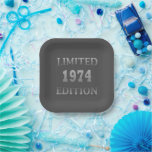 1974生まれ年50th birthday limited edition ペーパープレート<br><div class="desc">この限定版、プレミアム品質、オリジナル、上品、レトロ、ヴィンテージ感のある誕生日グラフィックデザインとタイポグラフィフォントでオリジナリティをクール追加できる。これは素晴らし贈り物のアイディア男性へ、女性、夫、妻、ガールフレンド、そしてボイルフレンドの人々が、この一種の芸術の作品を愛するギフトですユニークと、あなたのハッピーバースデーのパーティーのための休日の贈り物おもしろい。</div>