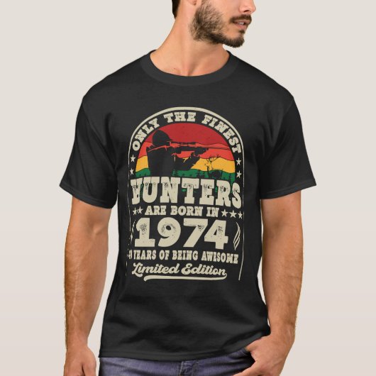 1974素晴らし年の鹿の狩り49位に生まれハンター達がいる Tシャツ (正面)