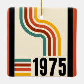 1975年レトロストライプヴィンテージポスター セラミックオーナメント (裏面)