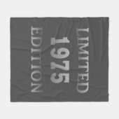 1975年生まれ限定版50歳の誕生日ギフト フリースブランケット (正面(横))