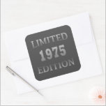 1975生まれ年50th birthday limited edition スクエアシール<br><div class="desc">タイポグラフィフォントレタリングとのオリジナルと誕生日グラフィックモダンデザインでワードローブにオリジナリティを追加でき素晴らしる素晴らし。それはギフトアイディア男性へ、女性、夫、妻のガールフレンド、そして彼は、この一種のアートワークを愛する恋人である。あなたの最高のハッピーバースデーパーティーのためのおもしろい休日と休日のプレゼント。このもしアートワークが好きで、他の類似したデザインやオプションをチェックできる。</div>