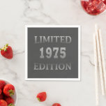 1975生まれ年50th birthday limited edition スタンダードカクテルナプキン<br><div class="desc">タイポグラフィフォントレタリングとのオリジナルと誕生日グラフィックモダンデザインでワードローブにオリジナリティを追加でき素晴らしる素晴らし。それはギフトアイディア男性へ、女性、夫、妻のガールフレンド、そして彼は、この一種のアートワークを愛する恋人である。あなたの最高のハッピーバースデーパーティーのためのおもしろい休日と休日のプレゼント。このもしアートワークが好きで、他の類似したデザインやオプションをチェックできる。</div>