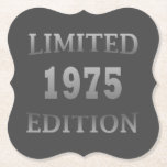 1975生まれ年50th birthday limited edition ペーパーコースター<br><div class="desc">タイポグラフィフォントレタリングとのオリジナルと誕生日グラフィックモダンデザインでワードローブにオリジナリティを追加でき素晴らしる素晴らし。それはギフトアイディア男性へ、女性、夫、妻のガールフレンド、そして彼は、この一種のアートワークを愛する恋人である。あなたの最高のハッピーバースデーパーティーのためのおもしろい休日と休日のプレゼント。このもしアートワークが好きで、他の類似したデザインやオプションをチェックできる。</div>