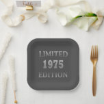1975生まれ年50th birthday limited edition ペーパープレート<br><div class="desc">タイポグラフィフォントレタリングとのオリジナルと誕生日グラフィックモダンデザインでワードローブにオリジナリティを追加でき素晴らしる素晴らし。それはギフトアイディア男性へ、女性、夫、妻のガールフレンド、そして彼は、この一種のアートワークを愛する恋人である。あなたの最高のハッピーバースデーパーティーのためのおもしろい休日と休日のプレゼント。このもしアートワークが好きで、他の類似したデザインやオプションをチェックできる。</div>