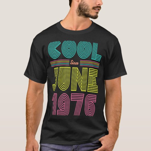 1976クール年6月以来57歳の誕生日パーティー男性の女性 Tシャツ (正面)