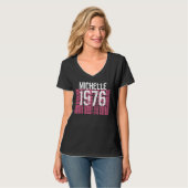 1976年のヴィンテージの誕生日の黒のピンクの白の名前をカスタムする Tシャツ (正面フル)