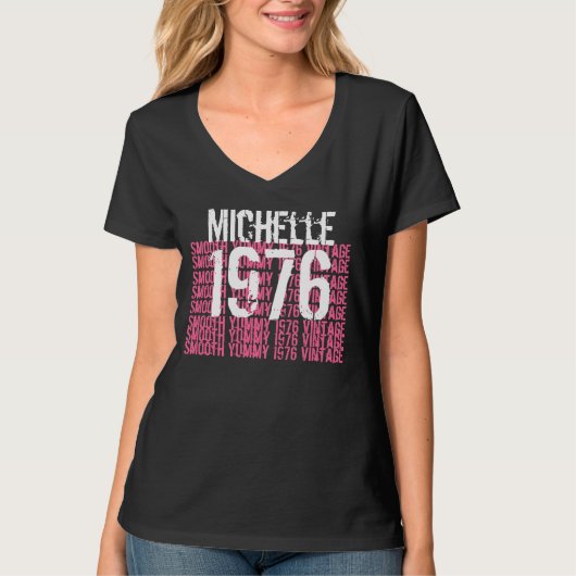 1976年のヴィンテージの誕生日の黒のピンクの白の名前をカスタムする Tシャツ (正面)