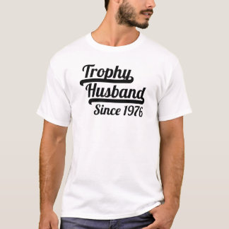 1976年以来のトロフィーの夫 Tシャツ