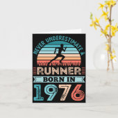 1976年生まれのメンズランナー 50歳の誕生日ラン カード (黄色い花)