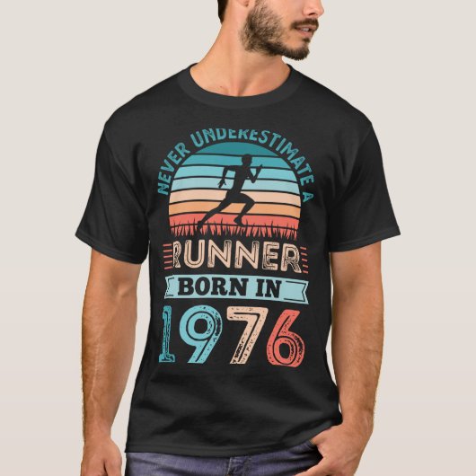 1976年生まれのメンズランナー 50歳の誕生日ラン Tシャツ (正面)