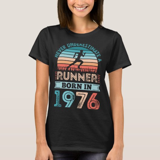 1976年生まれの男性ランナー 50歳の誕生日 ランニング Tシャツ (正面)