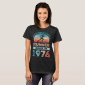 1976年生まれの男性ランナー 50歳の誕生日 ランニング Tシャツ (正面フル)