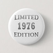1976年生まれの誕生日限定版 缶バッジ (正面)