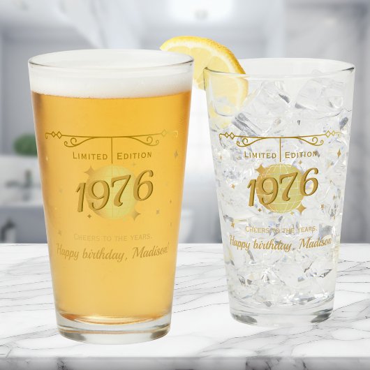 1976年生まれ 50歳の誕生日パーティーでビールを飲む タンブラーグラス