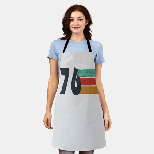 1976生まれ年のヴィンテージ誕生日ギフト エプロン (着用した状態)