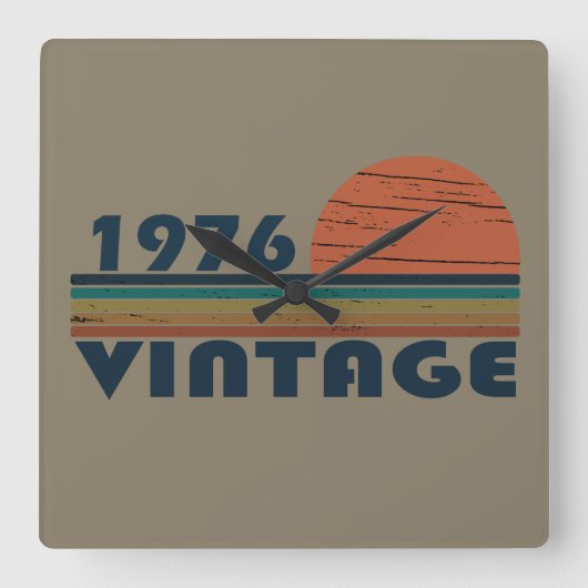 1976生まれ年のヴィンテージ誕生日ギフト スクエア壁時計 (正面)