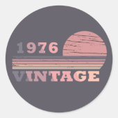 1976生まれ年のヴィンテージ誕生日ギフト ラウンドシール (正面)