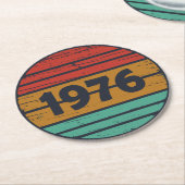 1976生まれ年のヴィンテージ誕生日ギフト ラウンドペーパーコースター (アングル)