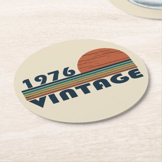 1976生まれ年のヴィンテージ誕生日ギフト ラウンドペーパーコースター (アングル)