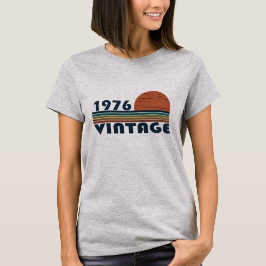 1976生まれ年のヴィンテージ誕生日ギフト Tシャツ (正面)