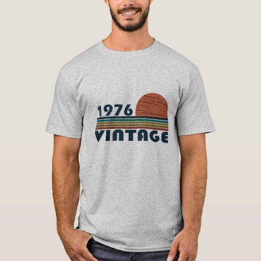1976生まれ年のヴィンテージ誕生日ギフト Tシャツ (正面)
