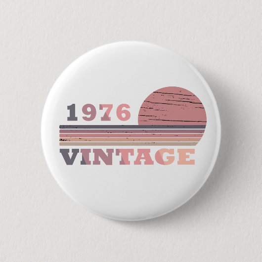 1976生まれ年のヴィンテージ誕生日ピンクと紫 缶バッジ (正面)
